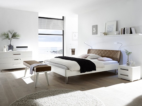 Bett mit Metallfuessen